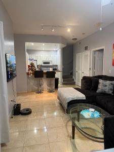 ein Wohnzimmer mit einer Couch und einem Glastisch in der Unterkunft Luxury house in Disney in Kissimmee + 24 Fotos