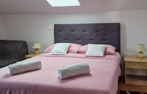 Postel nebo postele na pokoji v ubytování Stunning Apartment In Rogotin-Ploce With Wifi