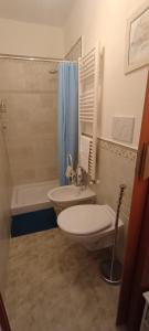 オルヴィエートにあるLa Dolce Orvietoのトイレ、洗面台、浴槽を備えたバスルーム