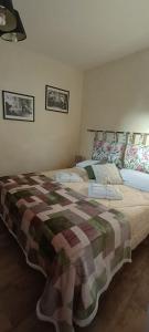 オルヴィエートにあるLa Dolce Orvietoのベッドルーム1室(毛布付きの大型ベッド1台付)