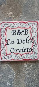 オルヴィエートにあるLa Dolce Orvietoの地面に座っている「ドクターオペレーター」と書かれた看板