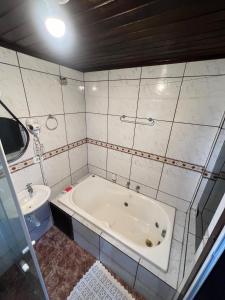 Pousada Coração da Ilha do Mel في إيلها دو ميل: حمام مع حوض استحمام ومغسلة