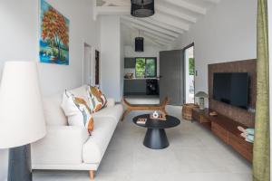TV a/nebo společenská místnost v ubytování Ama cozy bungalow 20 m de la plage