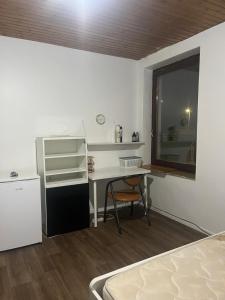 En eller flere senge i et værelse på Lodelinsart + 3 billeder