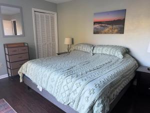 Postel nebo postele na pokoji v ubytování Full townhouse near Shem Creek & Downtown with Hot Tub