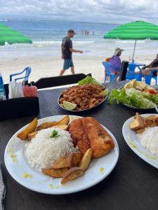 Pousada Coração da Ilha do Mel في إيلها دو ميل: طاولة عليها أطباق طعام على الشاطئ