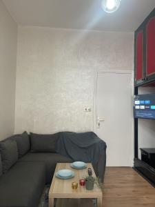 Posezení v ubytování Hassan Centre Studio-No Elevator-Wi-Fi &-Smart TV -CAN 2025