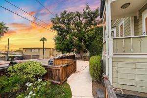 ein Haus mit einem Zaun an der Seite in der Unterkunft Netflix, Stocked Kitchenette, Beach Gear in Ventura