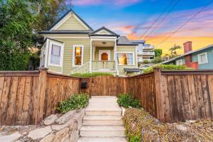 ein Holzzaun vor einem Haus in der Unterkunft Netflix, Stocked Kitchenette, Beach Gear in Ventura + 2 Fotos
