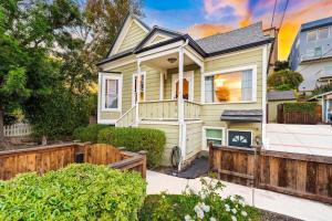ein Haus mit einem Holzzaun davor in der Unterkunft Netflix, Stocked Kitchenette, Beach Gear in Ventura