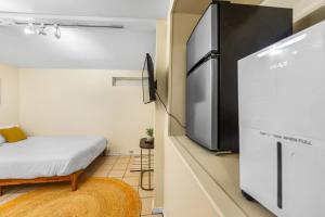 Kleines Zimmer mit Kühlschrank und Bett in der Unterkunft Netflix, Stocked Kitchenette, Beach Gear in Ventura