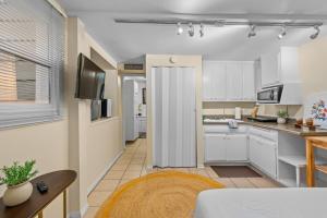 eine Küche mit weißen Schränken und einer Arbeitsplatte in der Unterkunft Netflix, Stocked Kitchenette, Beach Gear in Ventura