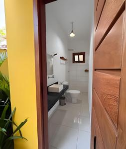 Et badeværelse på Villa Piquiá, piscina, área gourmet, jacuzzi