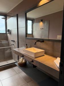 un baño con lavabo y espejo en Trento Hotel Boutique, en San Salvador de Jujuy 26 fotos más
