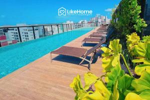 a row of benches sitting on top of a building at Move Tambaú ||| in Tambaú