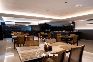 a restaurant with wooden tables and chairs and a bar at Move Tambaú ||| in Tambaú