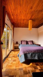 En eller flere senge i et værelse på Spacious two-story house in the heart of Cerro Alegre