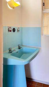 Et badeværelse på Spacious two-story house in the heart of Cerro Alegre + 28 billeder