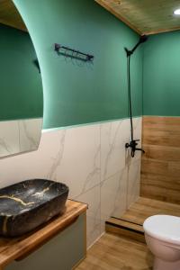 a bathroom with a bath tub and a sink at Netara in Khizabavra