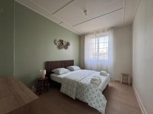 una camera da letto con un letto e una finestra di Hildegarde's Friend a Brienne-le-Château