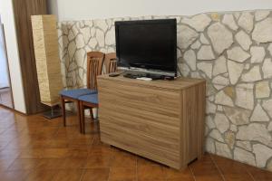 TV a/nebo společenská místnost v ubytování La Piccola Taverna