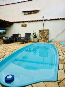 Una gran piscina azul frente a un edificio en Hostel Bike Point Caraguatatuba, en Caraguatatuba
