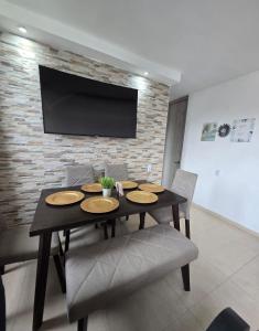 Μια τηλεόραση ή/και κέντρο ψυχαγωγίας στο Luxury five