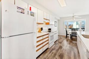 バクストンにあるCAC-19A - Spotの白い冷蔵庫とテーブルのあるキッチン