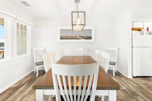 バクストンにあるCAC-19A - Spotのダイニングルーム(白い椅子、白い冷蔵庫付)