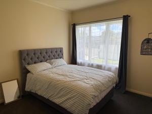 Postel nebo postele na pokoji v ubytování Light-filled home with peaceful outdoor space