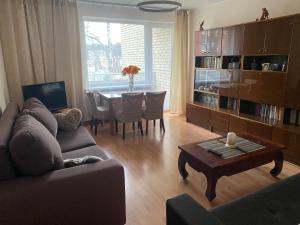 ein Wohnzimmer mit Sofa und Tisch in der Unterkunft Amber apartamentai in Druskininkai + 8 Fotos