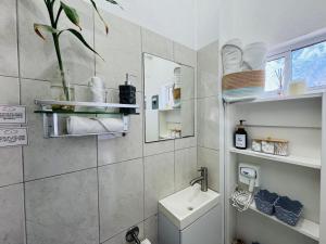 Et badeværelse på Polly's Home Aralias Boutique GuestHouse & PrivateSuites + 103 billeder