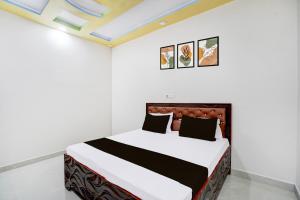 Un dormitorio con una cama grande en una habitación. en HOTEL O MAYUR, en Aligarh