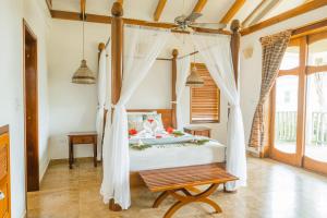 Ένα ή περισσότερα κρεβάτια σε δωμάτιο στο Hopkins Bay Belize a Muy'Ono Resort