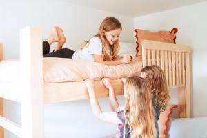 Děti v ubytování The House at The Quarters