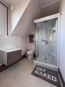 un bagno con doccia e WC di Hildegarde's Friend a Brienne-le-Château Altre 14 foto