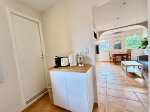 a kitchen and a living room with a table at La Plage - 2 Apparts Clim WiFi, Familles & Amis in Palavas-les-Flots