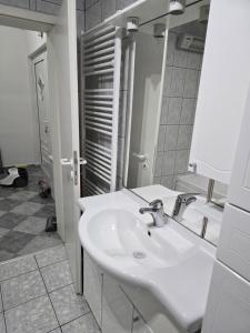 Et badeværelse på Miya Free parking + 18 billeder