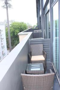 Un balcon sau o terasă la Exclusive 1 Bedroom Duplex Stay Embassy Gardens