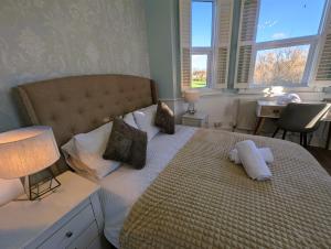 una camera da letto con un letto grande con due cuscini sopra di Lakeside Oxford Hotel a Oxford