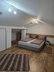 En eller flere senge i et værelse på Miya Free parking