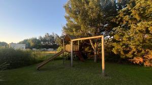 een speeltuin in een tuin met een glijbaan bij Casa Quinta Metac-Calle Entre Rios y Sarmiento in Villa Lía