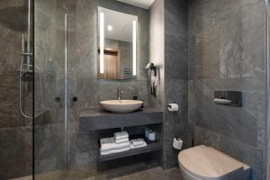 a bathroom with a sink and a toilet and a mirror at Apartament Lake&Hill View w Karkonoszach z możliwym dostępem do strefy WELLNESS w kompleksie in Sosnówka +41 photos