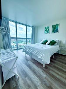 Ένα ή περισσότερα κρεβάτια σε δωμάτιο στο City of Palms Retreat - Downtown - Pool - City - View