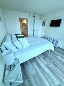 Μια τηλεόραση ή/και κέντρο ψυχαγωγίας στο City of Palms Retreat - Downtown - Pool - City - View