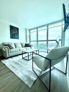 Χώρος καθιστικού στο City of Palms Retreat - Downtown - Pool - City - View +21 φωτογραφίες