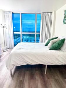 Ένα ή περισσότερα κρεβάτια σε δωμάτιο στο City of Palms Retreat - Downtown - Pool - City - View