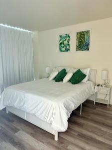 Ένα ή περισσότερα κρεβάτια σε δωμάτιο στο City of Palms Retreat - Downtown - Pool - City - View