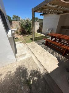 Lo de Leo في لا بالوما: طاولة نزهة خشبية في فناء خلفي مع شرفة