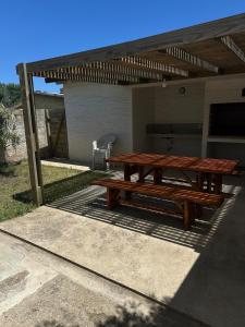 Lo de Leo في لا بالوما: طاولة نزهة جالسة خارج المنزل